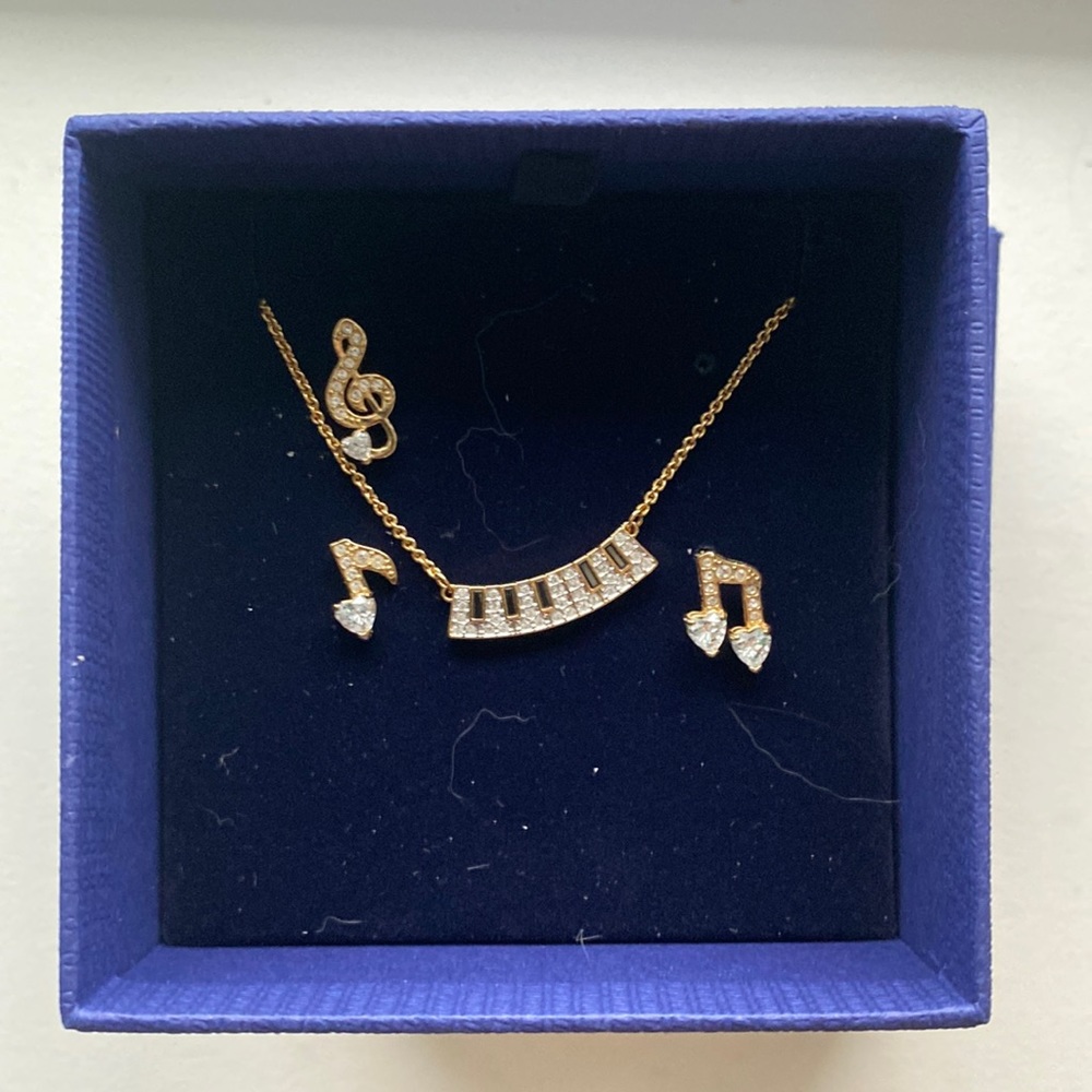 Swarovski necklace and earrings set
